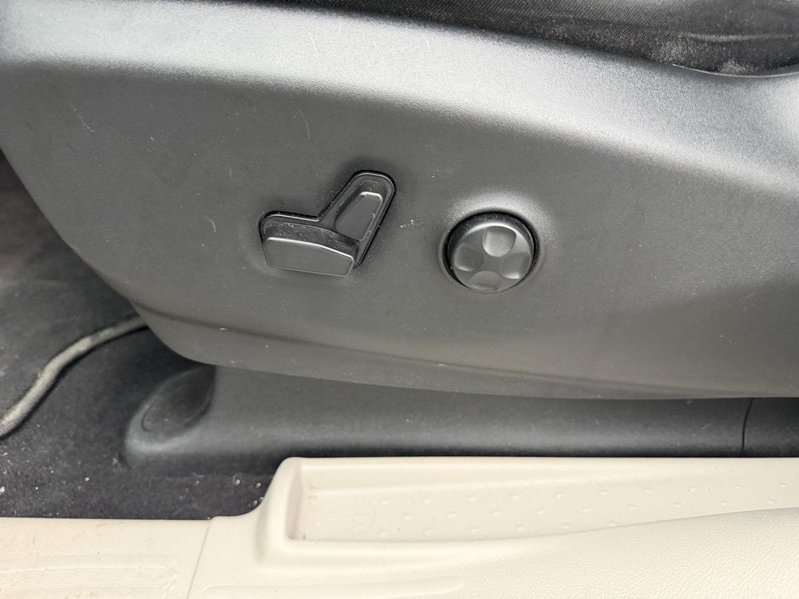 Used 2023 Bright White Clearcoat Chrysler Touring L image 13