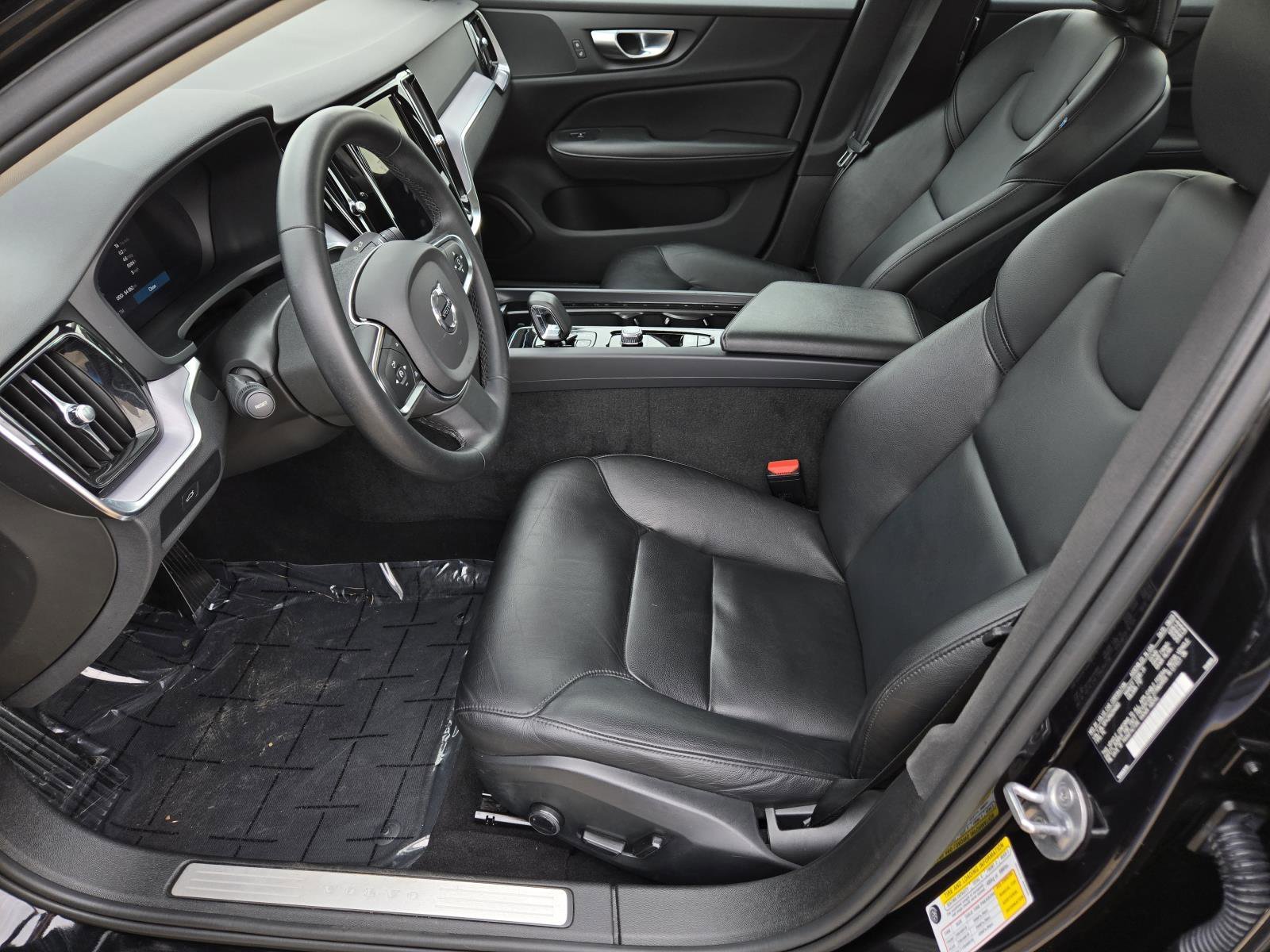 Used 2024 Onyx Black Metallic Volvo Core Dark Theme image 19