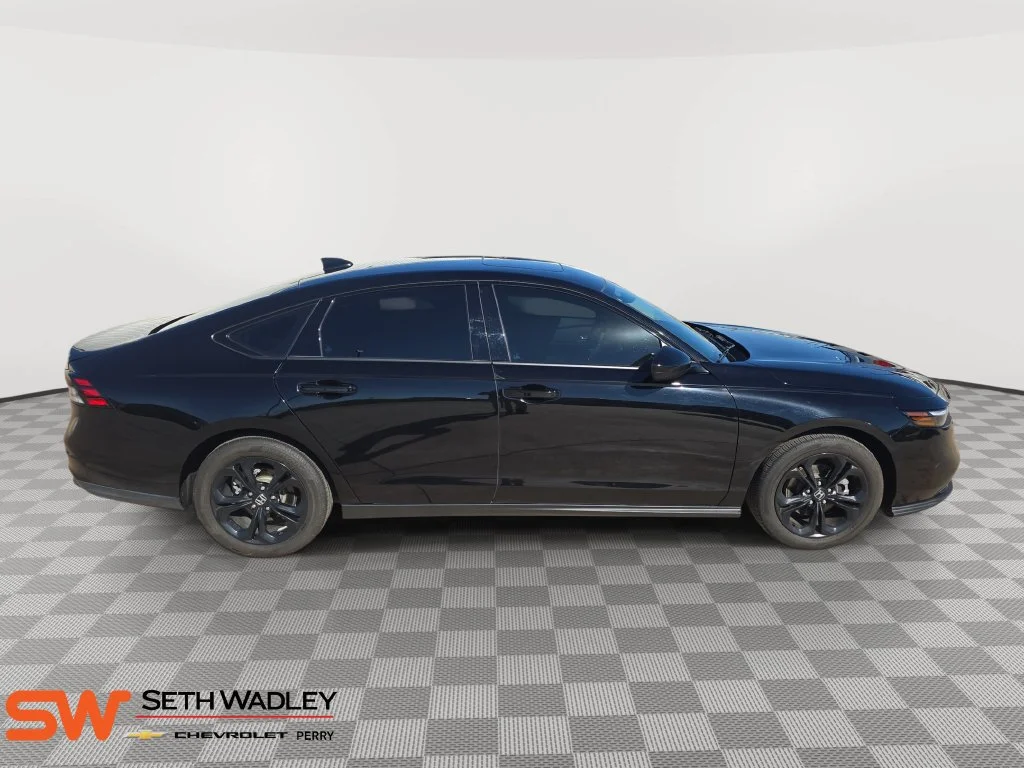 Used 2025 Black Honda SE image 8