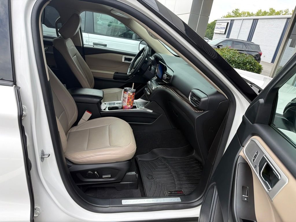 Used 2020 White Ford Limited image 4