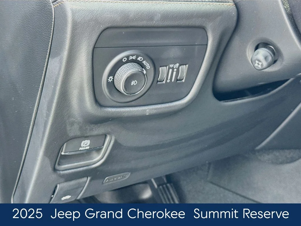 Used 2025 White Jeep Summit Reserve image 21
