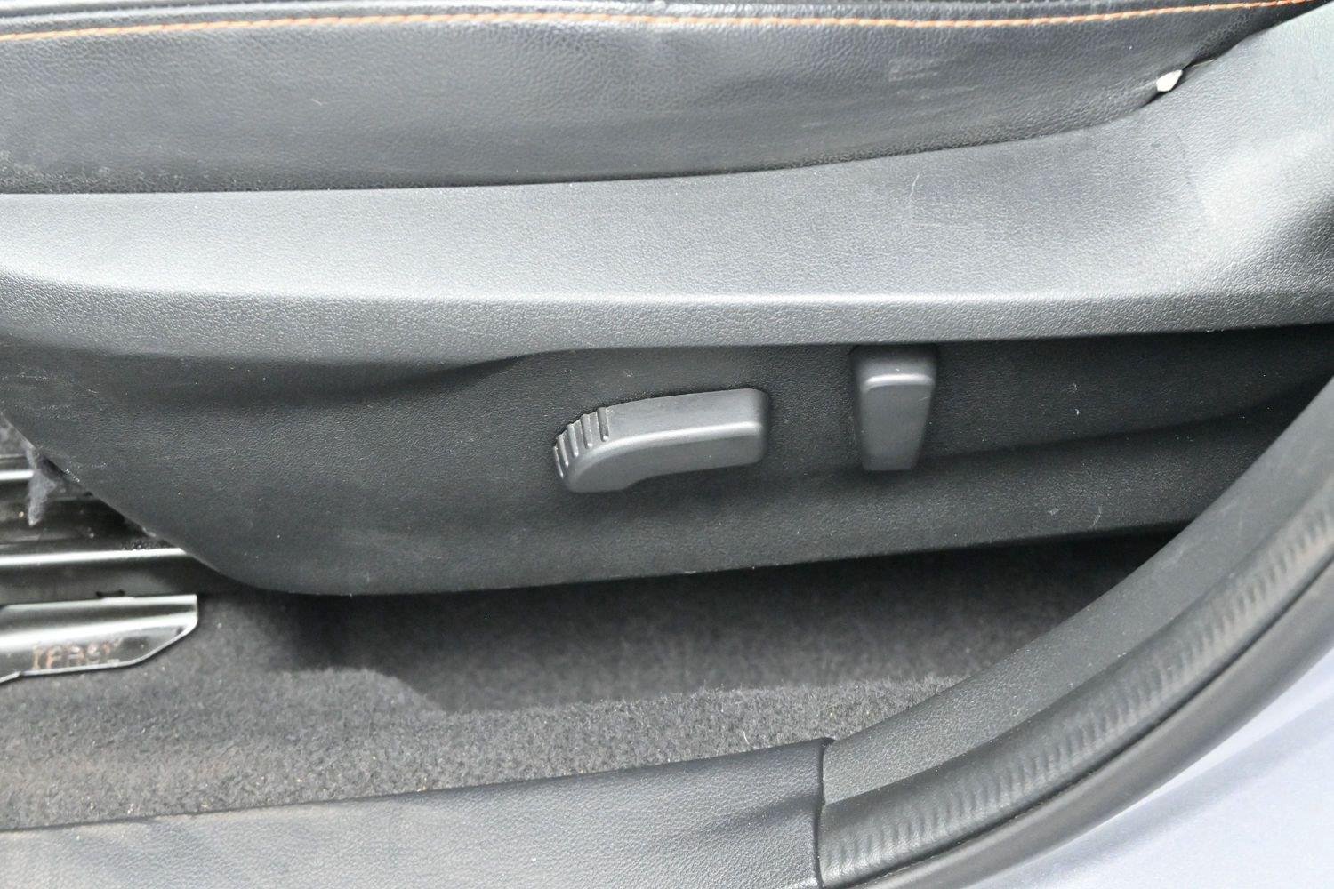 Used 2018 Ice Silver Metallic Subaru Limited image 13