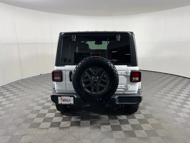 Used 2026 White/off-white Jeep Sport S image 6