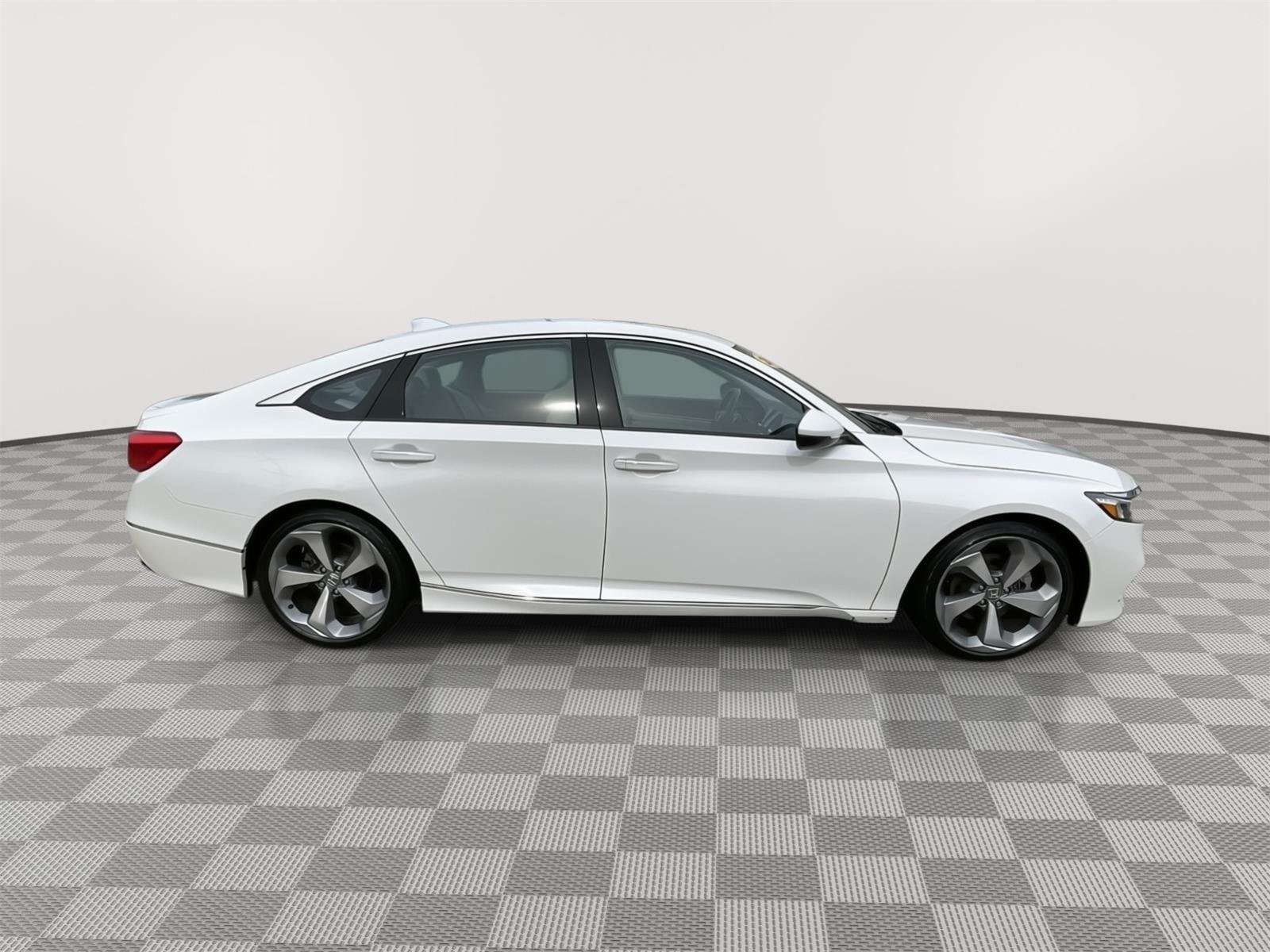 Used 2018 Champagne Frost Pearl Honda Touring 1.5T image 14