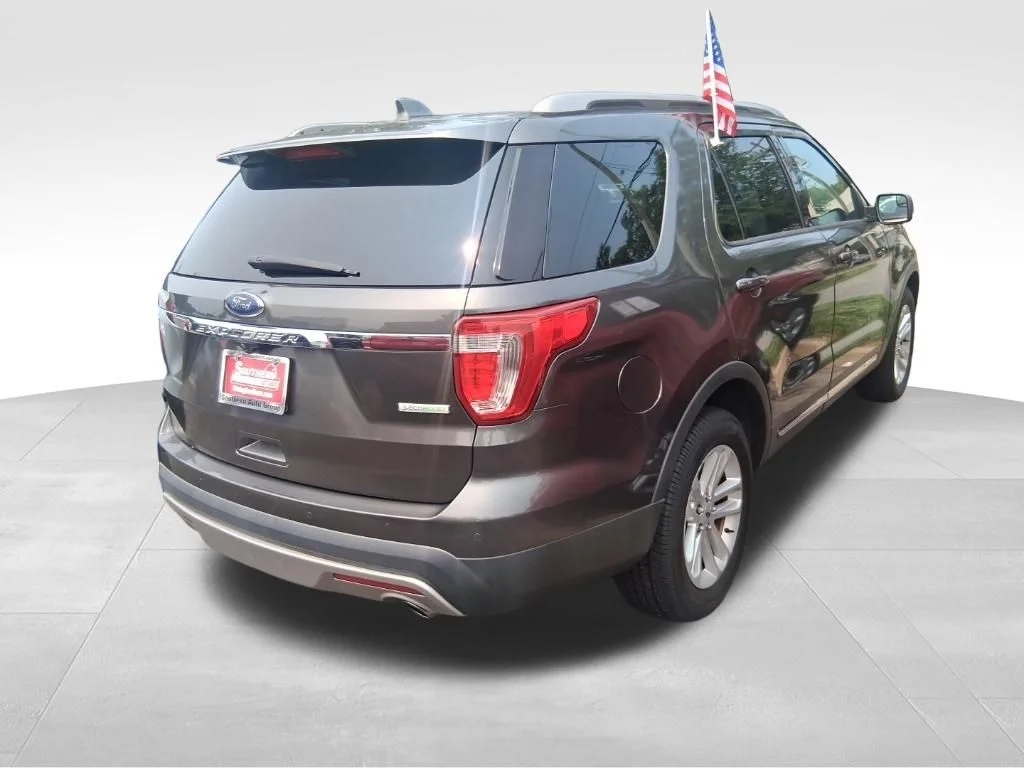 Used 2017 Gray Ford XLT image 4