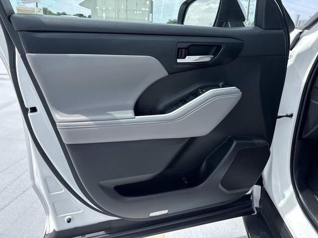 Used 2023 Wind Chill Pearl Toyota XLE image 19