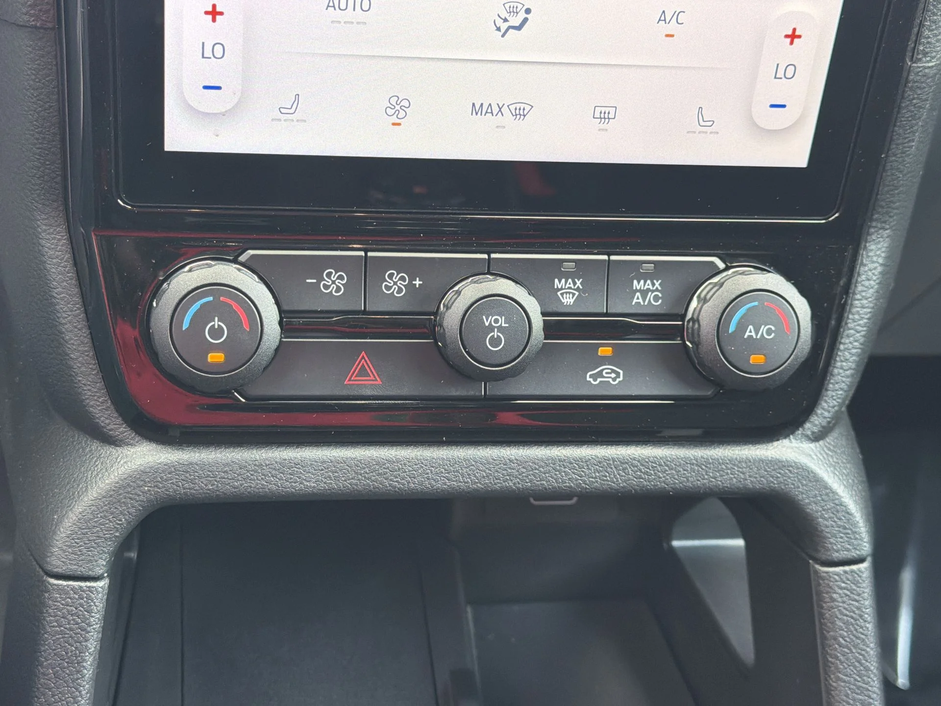 New 2026 Oxford White Ford XLT image 7