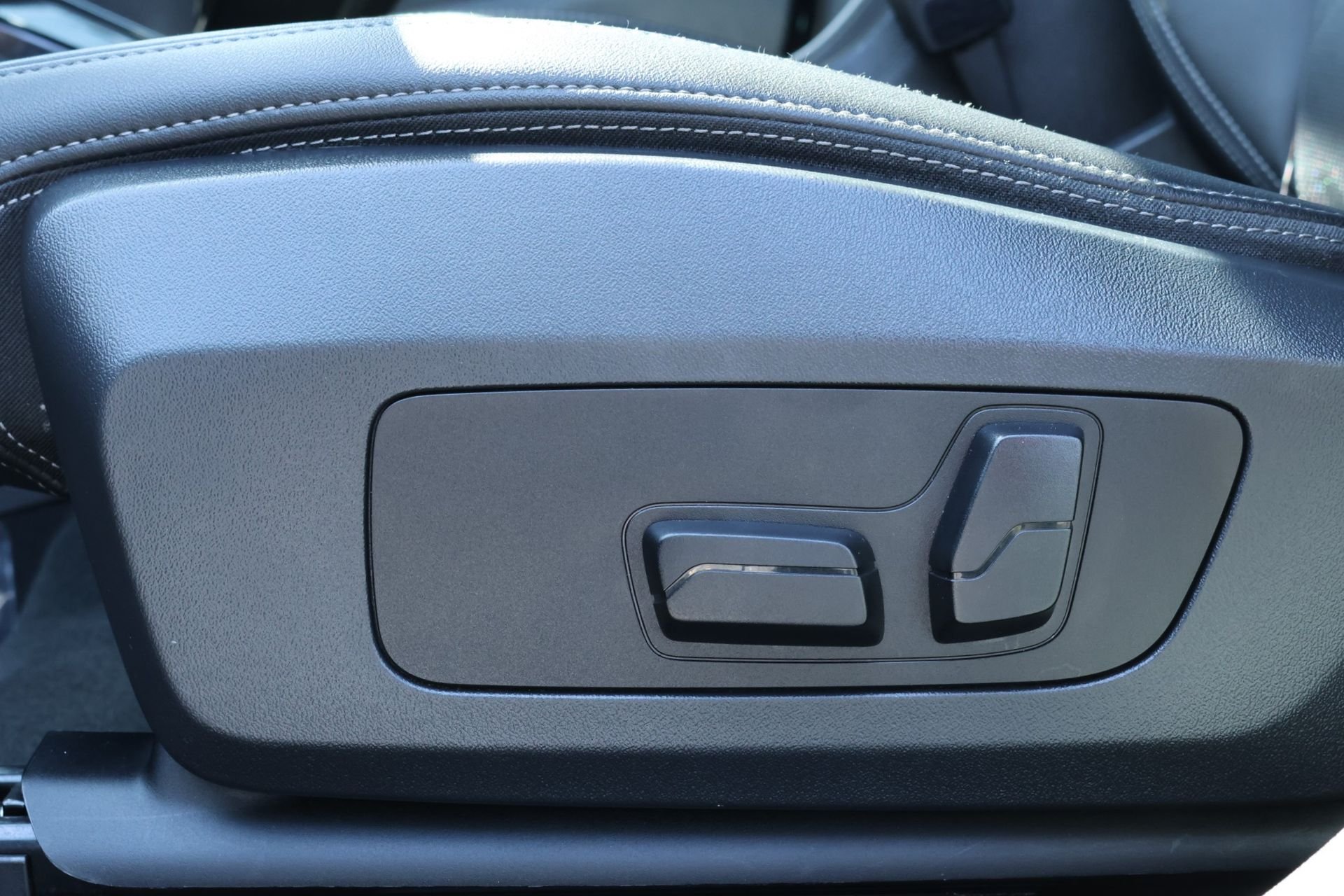 Used 2025 Black BMW xDrive28i image 17