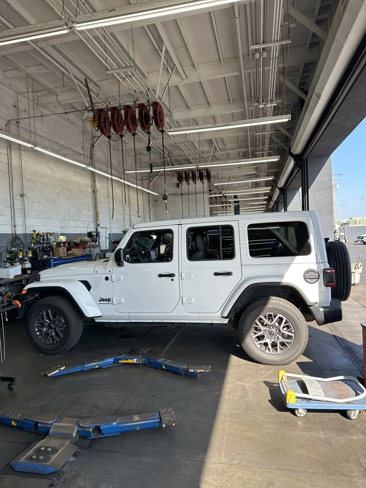 Used 2025 White Jeep Sahara image 1