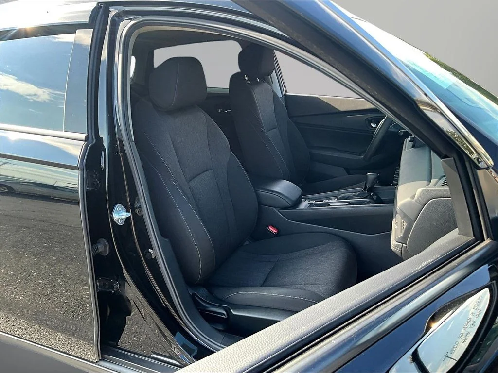 Used 2025 Crystal Black Pearl Honda SE image 29