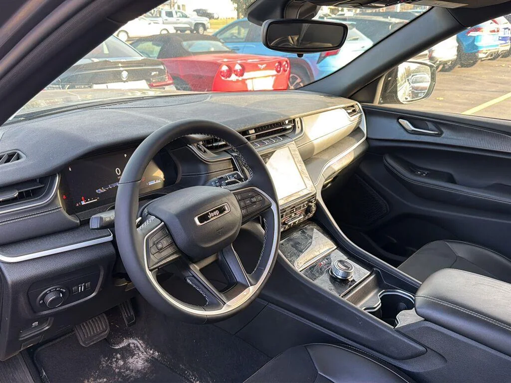 Used 2024 Baltic Gray Metallic Clearcoat Jeep Altitude image 3