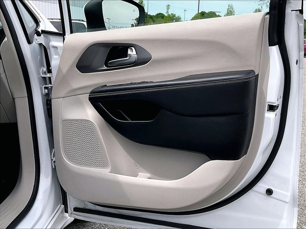 Used 2023 White Chrysler Touring L image 12