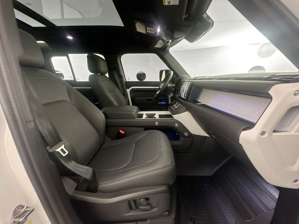 Used 2025 White Land Rover X-Dynamic SE image 27
