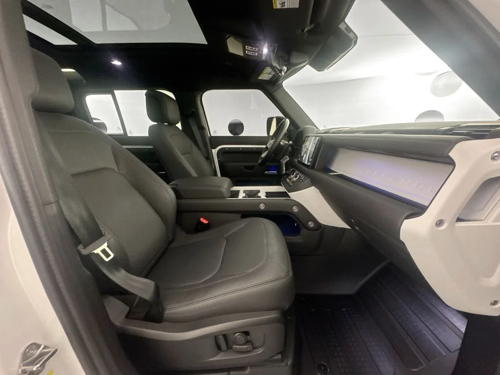 Used 2025 White Land Rover X-Dynamic SE image 27