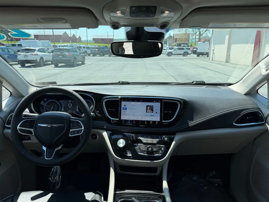 Used 2023 White Chrysler Limited image 14