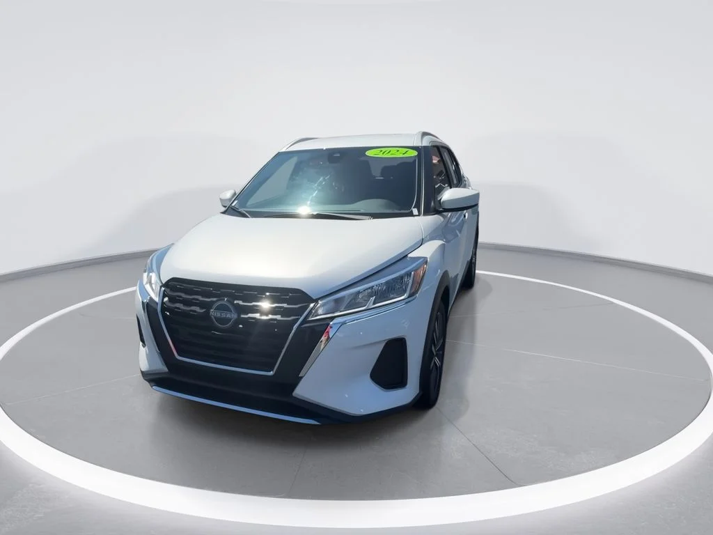 Used 2024 White Nissan SV image 3