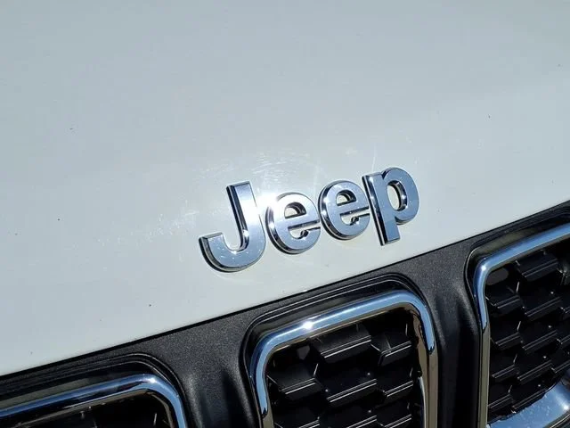 Used 2024  Jeep Latitude image 24
