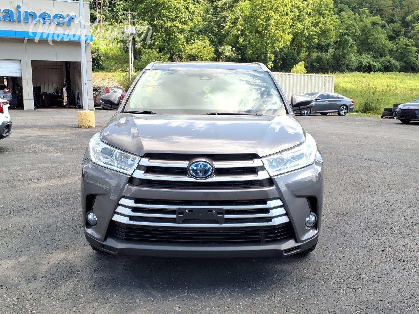 Used 2019 Predawn Gray Mica Toyota XLE image 3