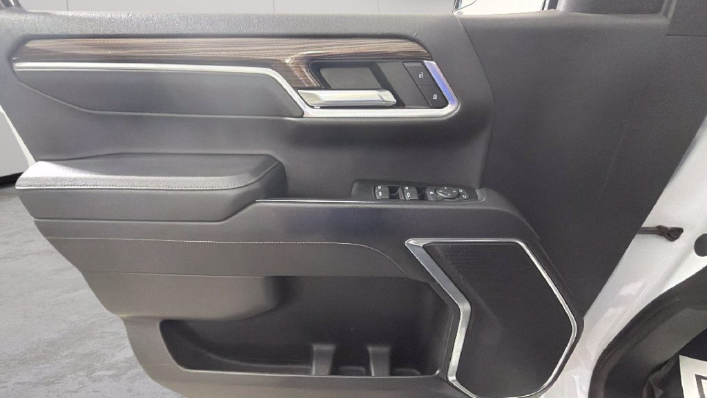 Used 2022 SUMMIT WHITE Chevrolet LT image 25