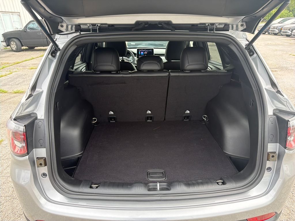 Used 2023 Silver Jeep Latitude Lux image 9