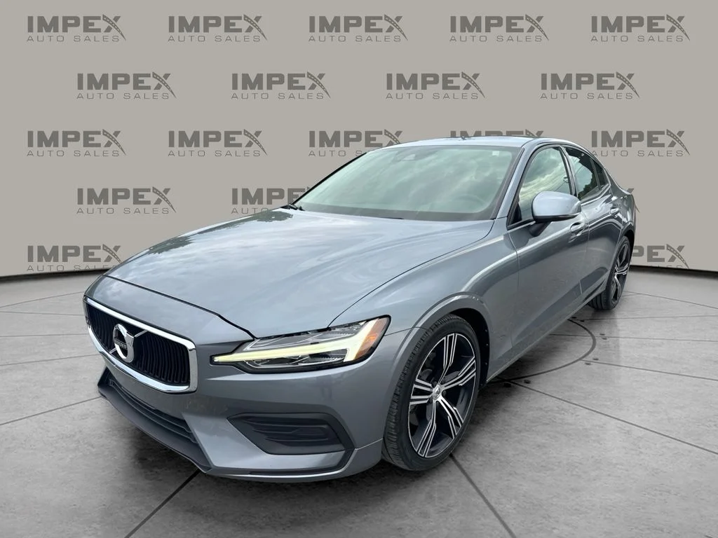 Used 2020 Gray Volvo T5 Momentum image 1