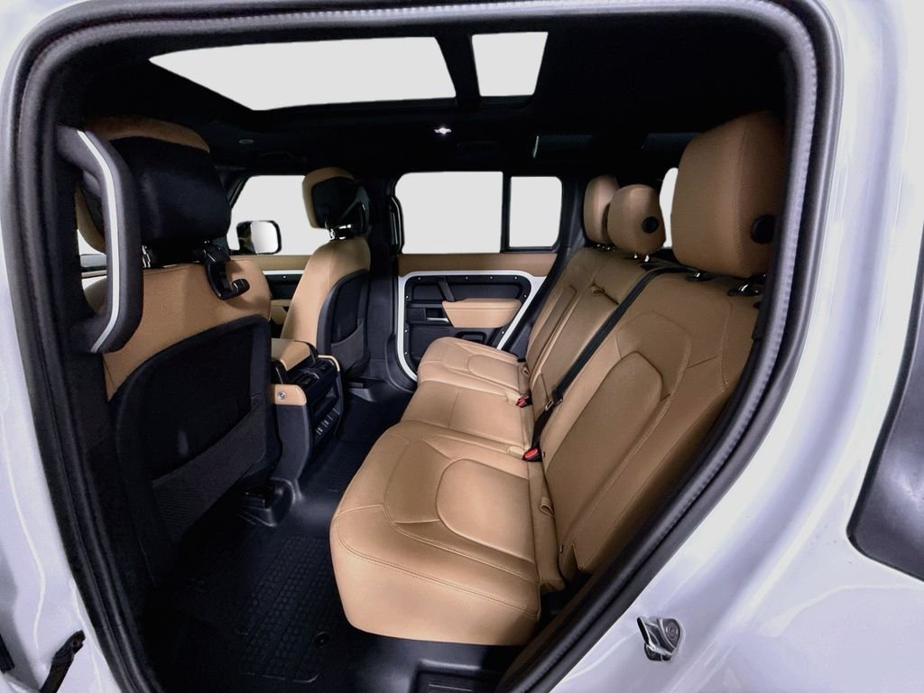 New 2026 Fuji White Land Rover X-Dynamic SE image 21