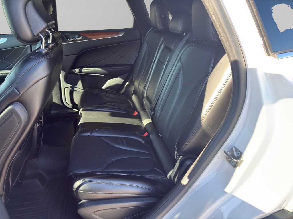 Used 2019 White Platinum Metallic Tri-Coat Lincoln Reserve image 18