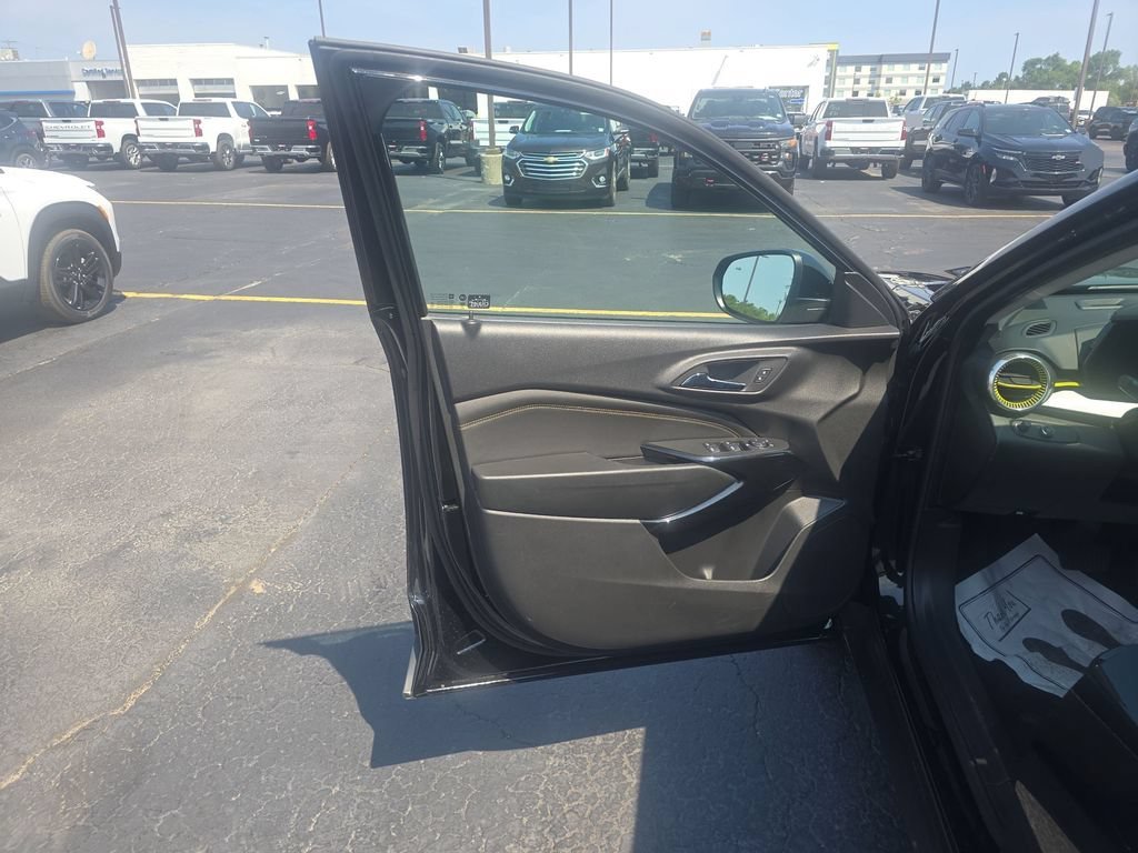 Used 2025 Mosaic Black Metallic Chevrolet LT image 17
