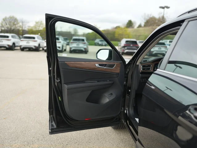 New 2026 Deep Black Pearl Volkswagen 2.0T SE W/TECHNOLOGY image 26