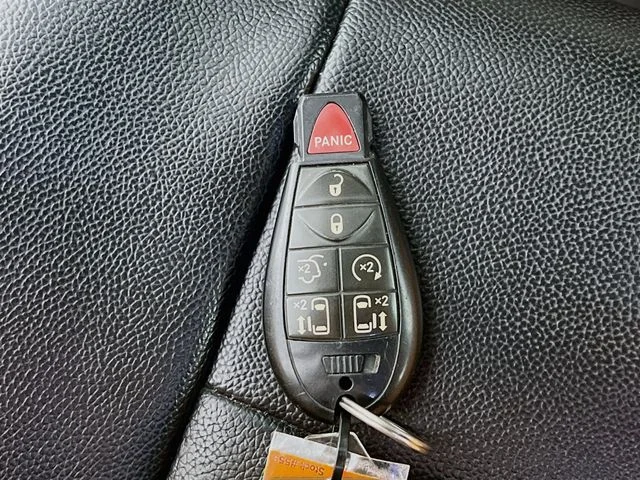 2013 Chrysler Town & Country Touring - Photo 29