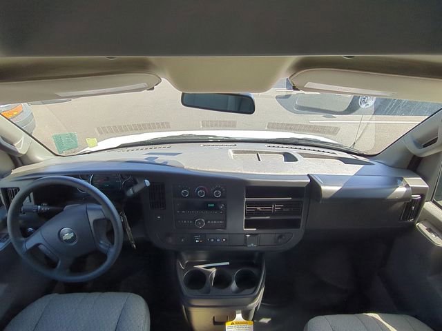 New 2025 Summit White Chevrolet 1WT image 21