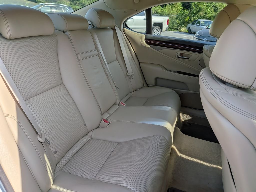 Used 2013  Lexus 460 image 24