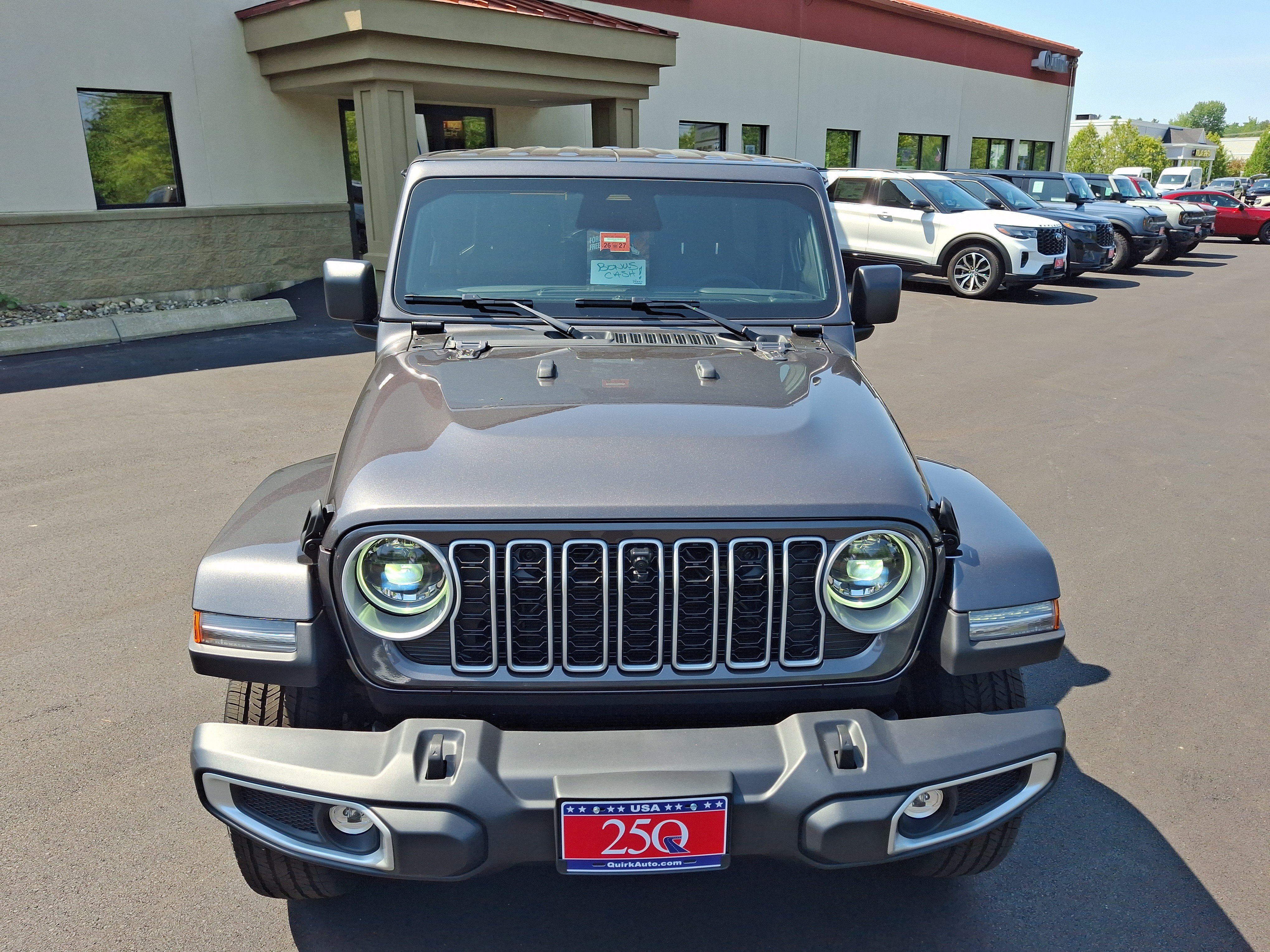 New 2026 Granite Crystal Metallic Clear-Coat Exterior Paint Jeep Sahara image 2