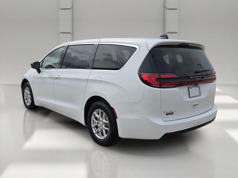New 2027 Bright White Clear-Coat Exterior Paint Chrysler SELECT FWD image 3