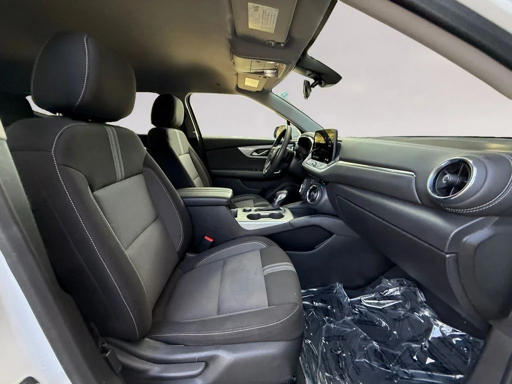 Used 2025 White Chevrolet LT image 17