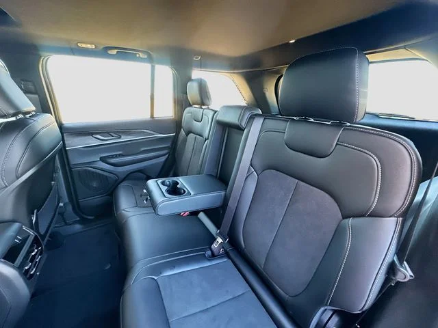 New 2026 Bright White Clear-Coat Exterior Paint Jeep Altitude image 27
