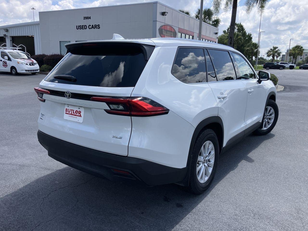 Used 2024 White (Wind Chill Pearl) Toyota XLE AWD image 5