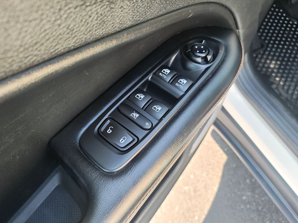 Used 2020 White Jeep Latitude image 11