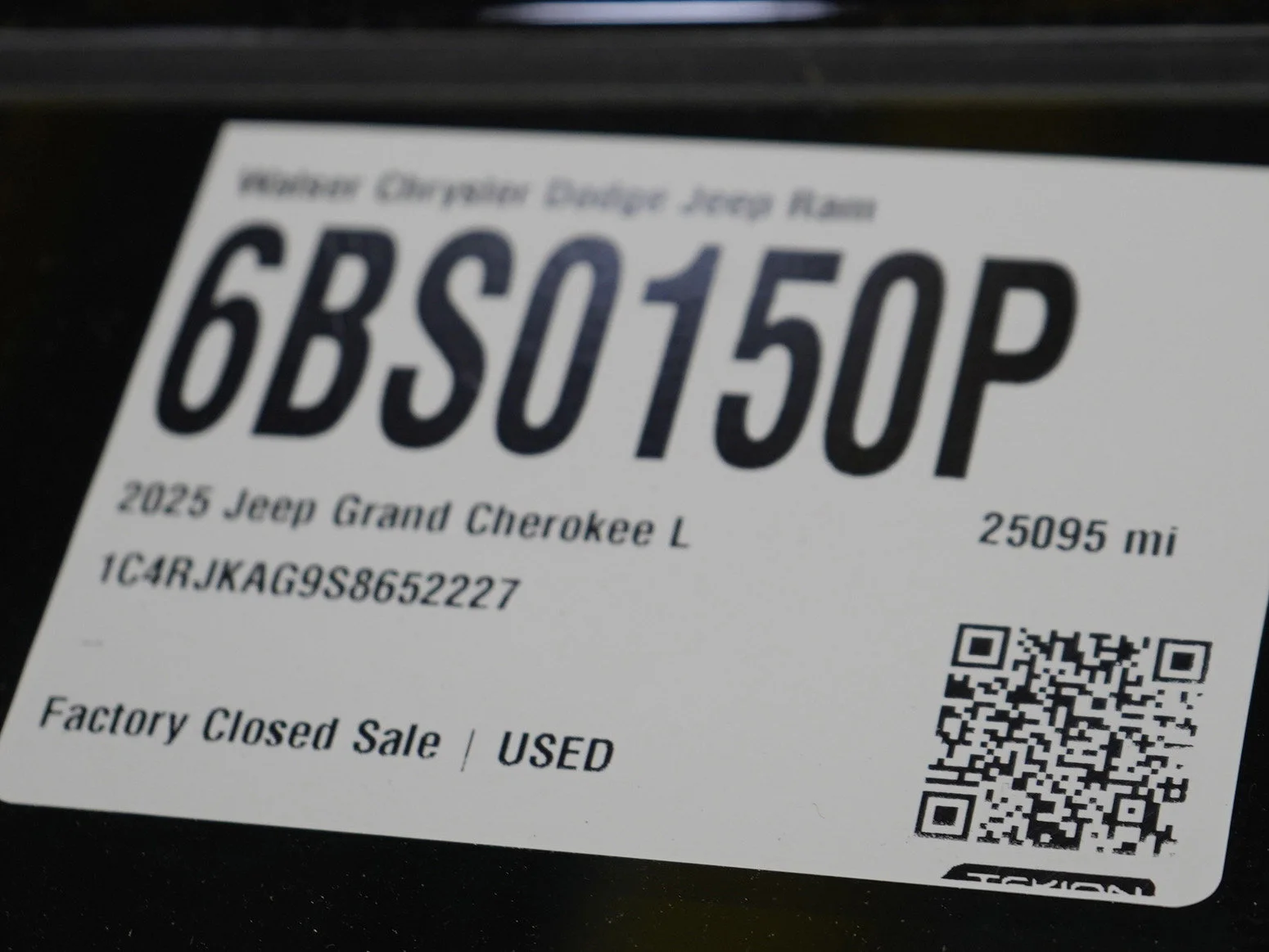 Used 2025 Diamond Black Crystal Pearlcoat Jeep Altitude image 29