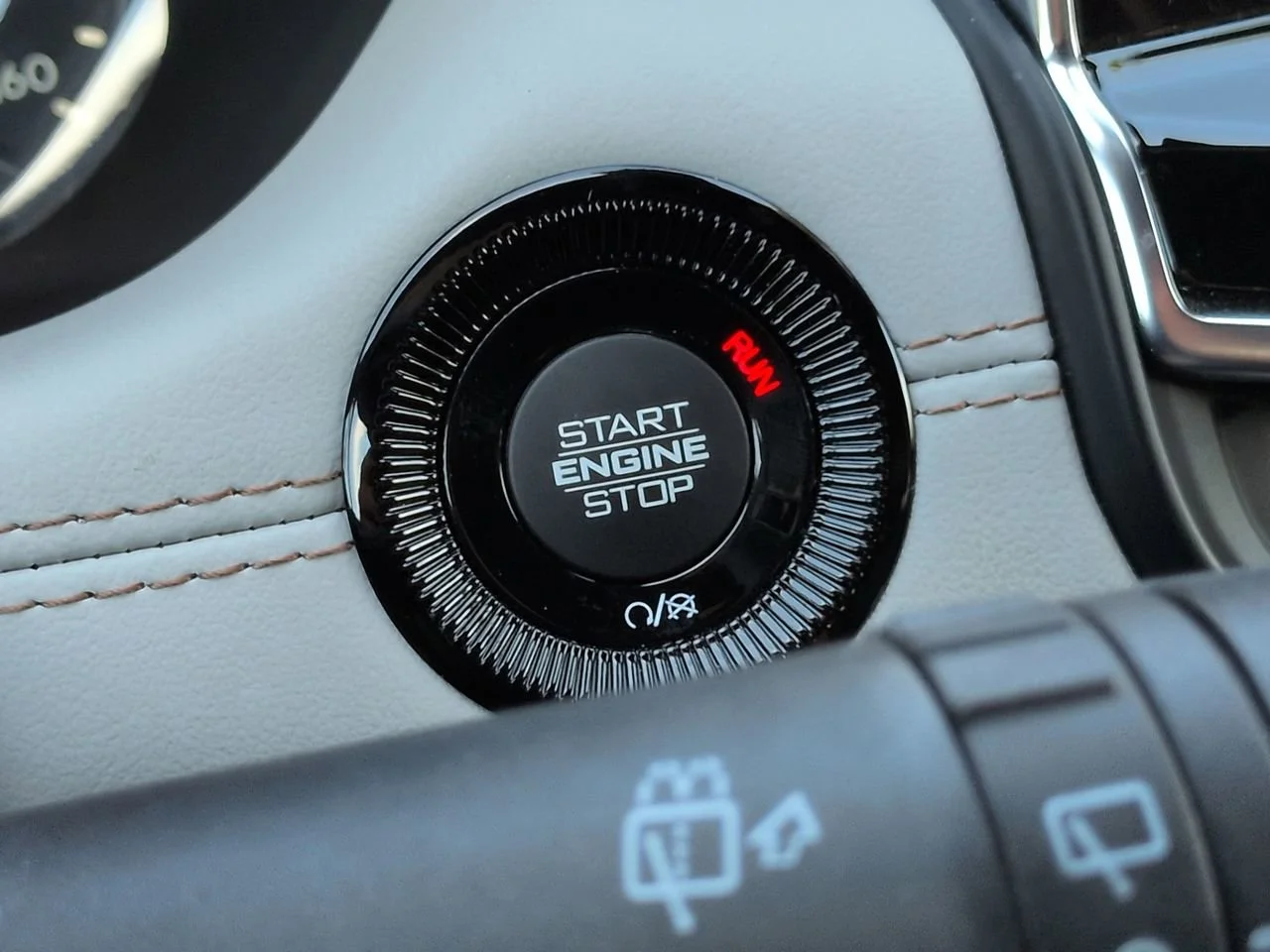 Used 2023 Redline Pearlcoat Jeep Limited image 25
