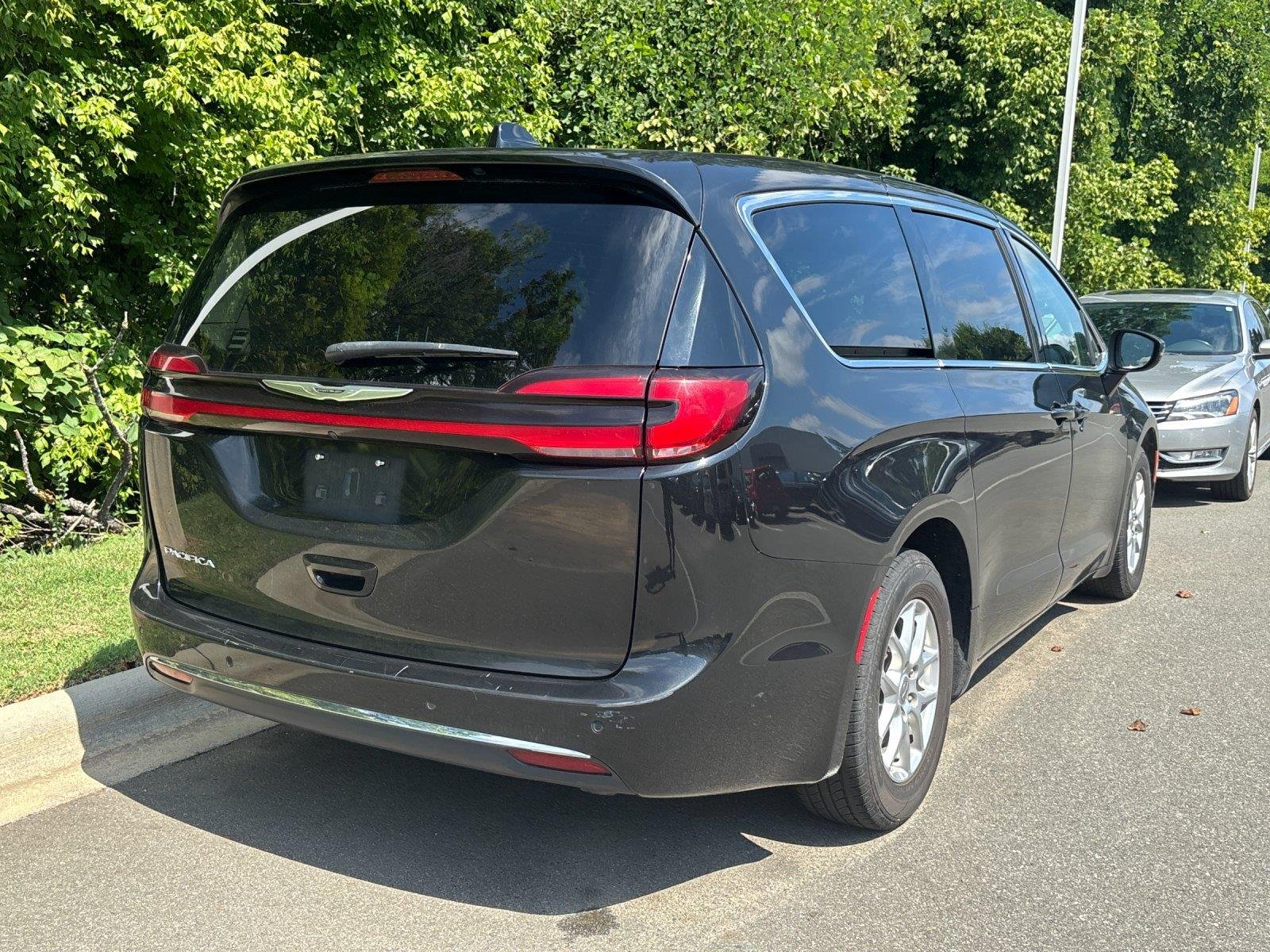 Used 2023 Brilliant Black Crystal Pearlcoat Chrysler Touring L image 5