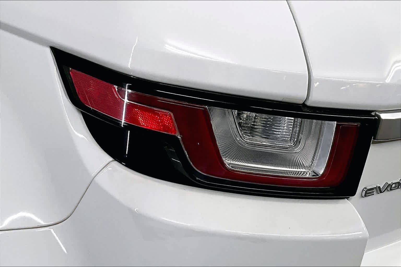 Used 2018 Fuji White Land Rover HSE image 28