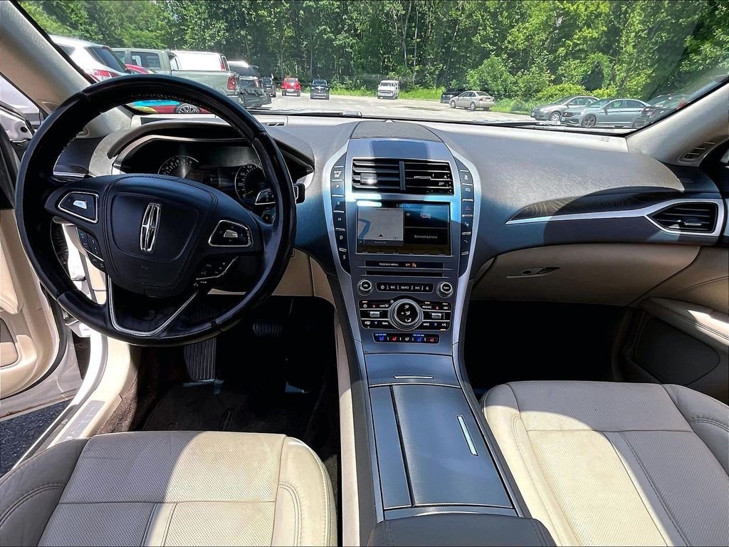 Used 2017 White Lincoln Reserve image 21