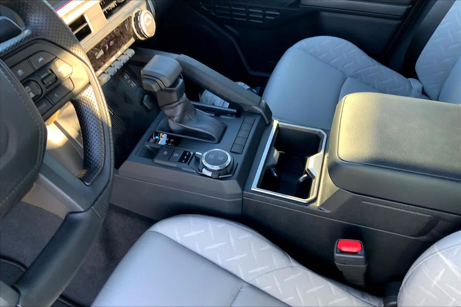 2025 Toyota Tacoma SR5 - Photo 7