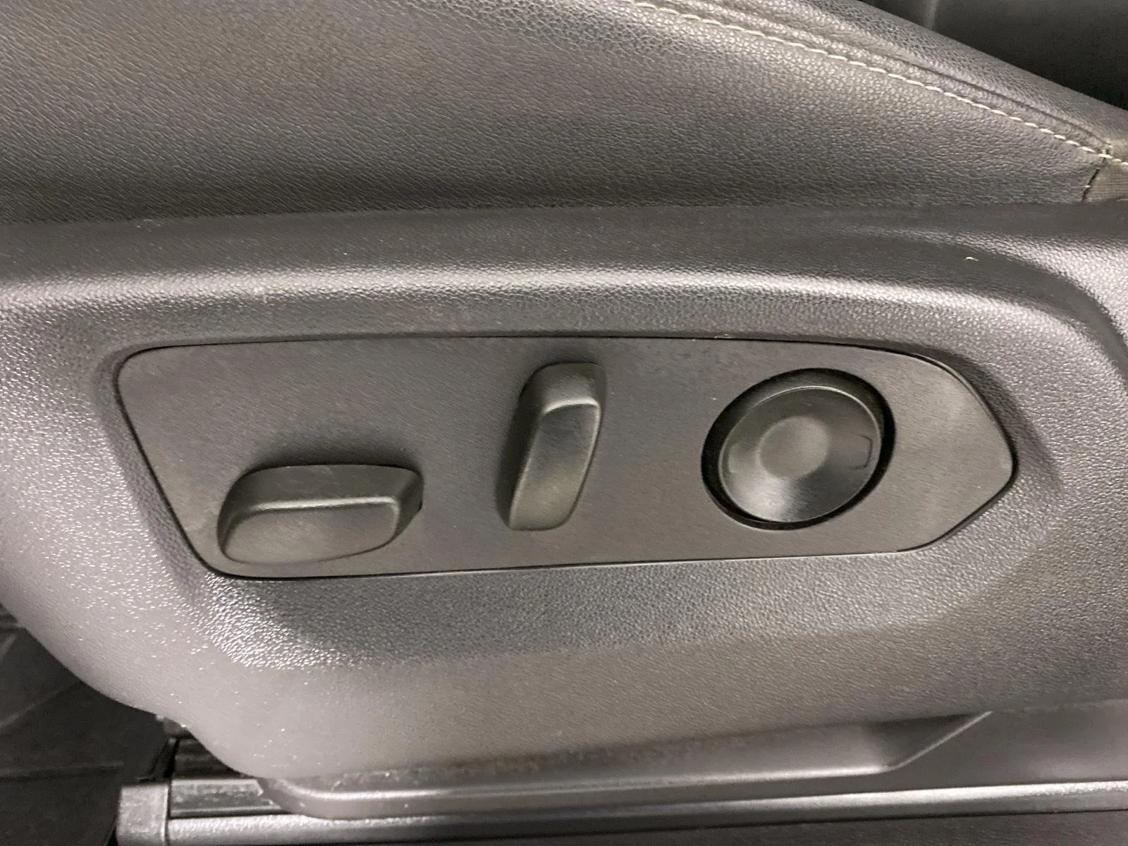 Used 2025 Summit White Chevrolet RST image 11