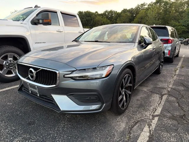 Used 2020 Gray Volvo T6 Momentum image 3