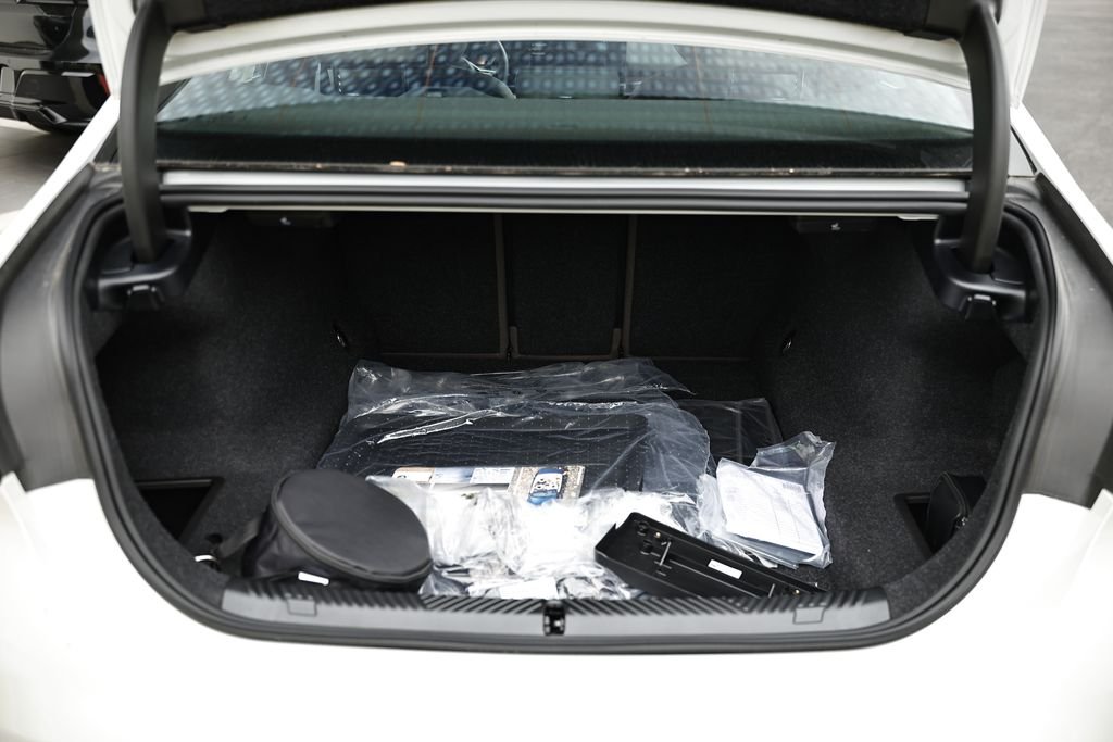 New 2027 Mineral White Metallic BMW 530i xDrive image 31