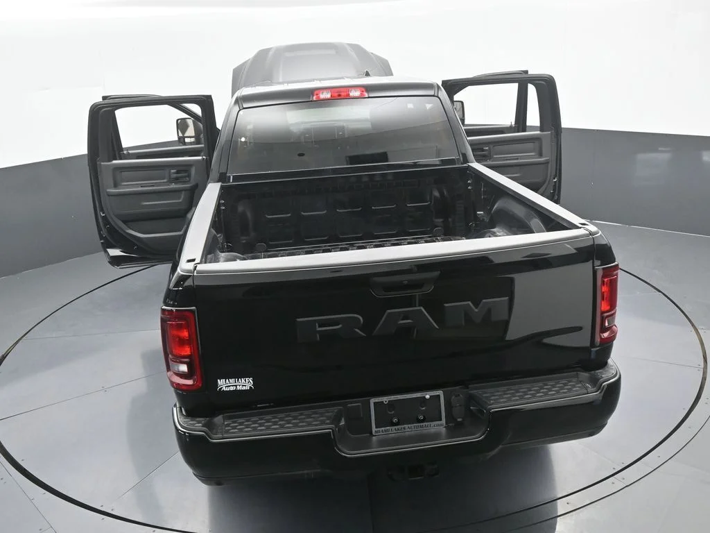 New 2026 Diamond Black Crystal Pearl-Coat Exterior Paint RAM Tradesman image 55