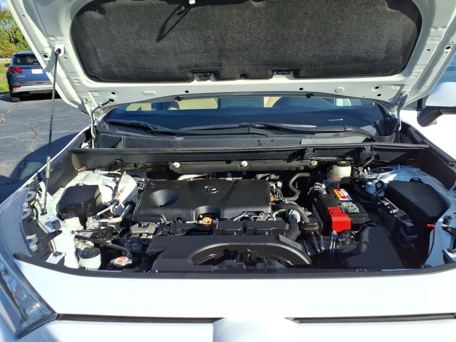 Used 2020 Super White Toyota XLE Premium image 28