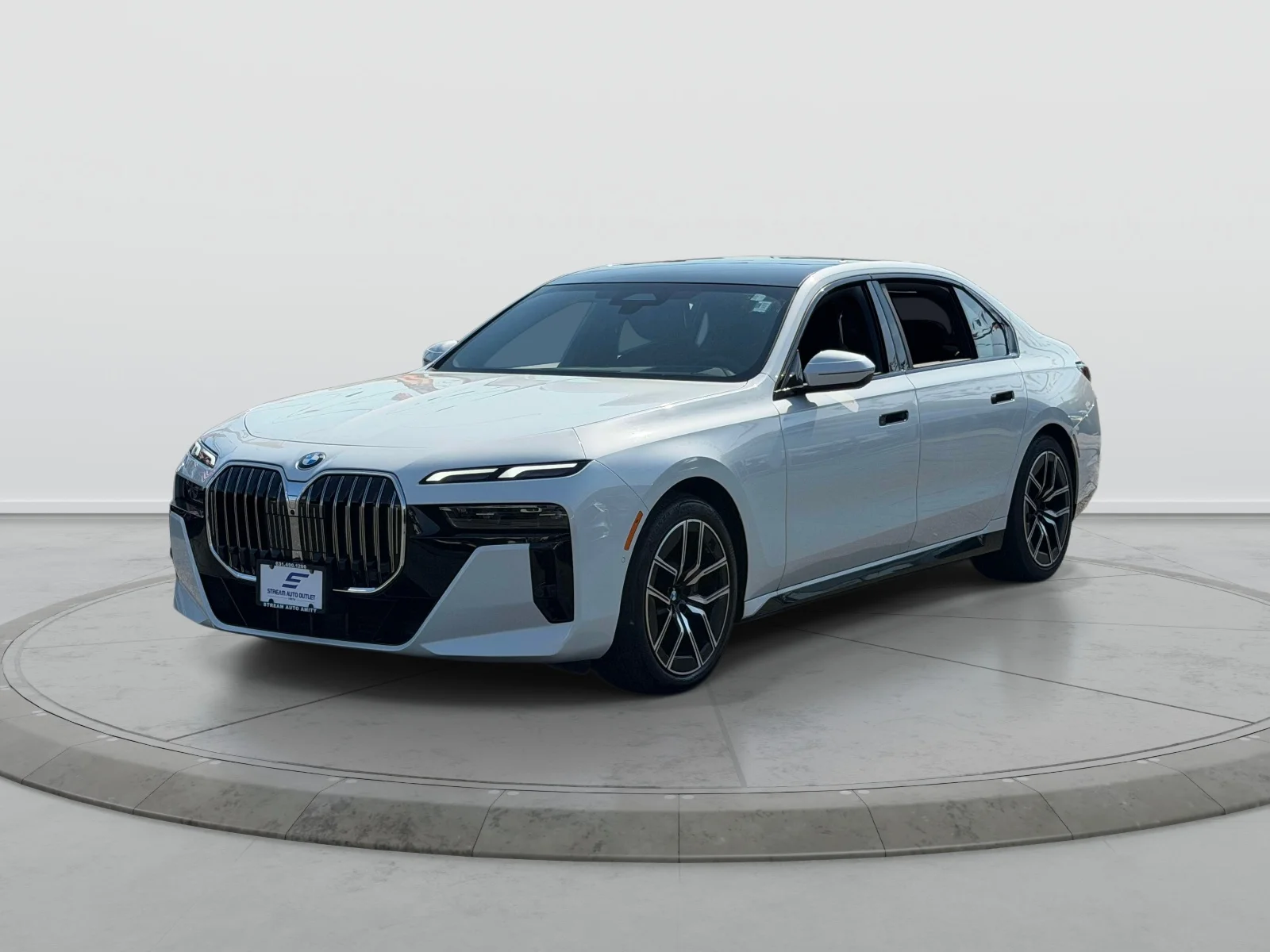 Used 2026 White BMW 740i xDrive image 3